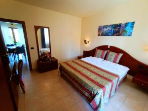 A bed or beds in a room at Hotel Villa Isabella