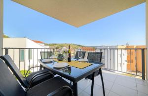 un balcon avec une table et des chaises sur un balcon dans l'établissement Apartment Banjada, à Žaborić