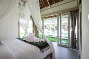 En eller flere senge i et værelse på Villa Matahari Munggu 5BR + 38 billeder