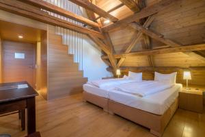 ヴァルトザッセンにあるHaus St. Josephの木製の天井が特徴のベッドルーム1室(大型ベッド1台付)