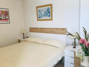 Postel nebo postele na pokoji v ubytování EDIFICIO PEÑON DE IFACH