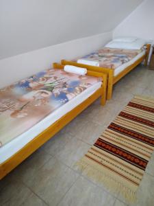Giường trong phòng chung tại Bükki Vendégház