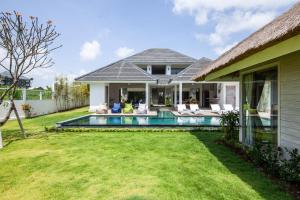 Swimmingpoolen hos eller tæt på Villa Matahari Munggu 5BR