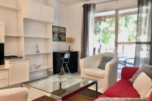 a living room with a couch and a glass table at Apto. 2 dorm. Marbella 100m playa in Marbella