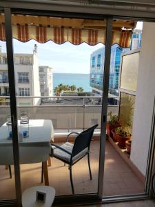 d'un balcon avec une table et une chaise offrant une vue sur l'océan. dans l'établissement Stella Marie, à Nice