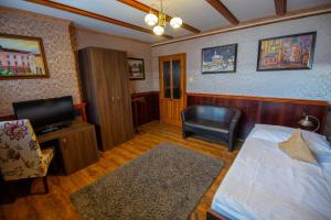 A bed or beds in a room at Hotel Kuria