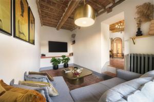 a living room with a couch and a table at Il Giardino del Cardinale - Deb'S Monticchiello in Monticchiello