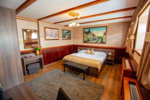A bed or beds in a room at Hotel Kuria