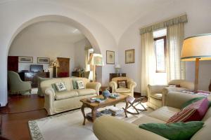 sala de estar con sofás y mesa en Villa di Montegemoli, en Pomarance