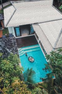 una vista aérea de una piscina con un barco. en Melati Beach Resort & Spa en Choeng Mon Beach