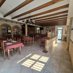 HOTELSANMARTIN في فورميستا: غرفة طعام مع طاولات وكراسي في مطعم
