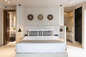 מיטה או מיטות בחדר ב-The Sand Suites - Adults Only