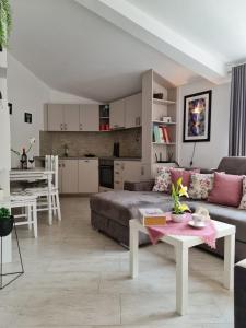 科托爾的住宿－Apartment Darija，客厅配有沙发和桌子