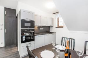 Kuchyň nebo kuchyňský kout v ubytování Apartmány Nová Salaš