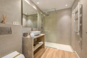 a bathroom with a toilet and a sink and a shower at Can Rubi - Turismo de Interior in Palma de Mallorca