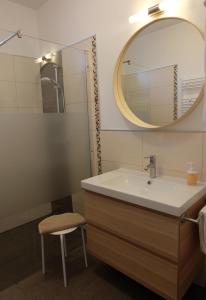 a bathroom with a sink and a mirror at CAMPANELL - Das Ferienhaus im Blaufränkischland in Deutschkreutz