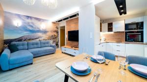 Kuchyňa alebo kuchynka v ubytovaní Apartamenty EverySky Nad Łomnicą 15-15A