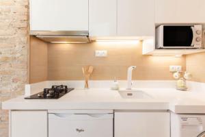 A kitchen or kitchenette at ApartaSuite Centro Histórico Ático tranquilo y luminoso en el corazón de Granada