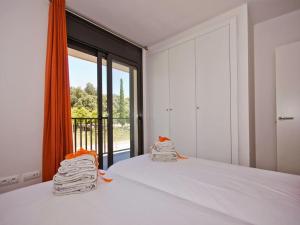 um quarto com 2 camas e uma grande janela em Soho Parc em Figueres
