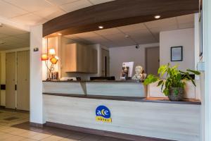 un restaurante con barra en el vestíbulo en Ace Hotel Bourges en Bourges