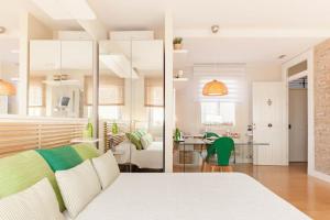A bed or beds in a room at ApartaSuite Centro Histórico Ático tranquilo y luminoso en el corazón de Granada