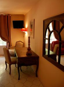 TV a/nebo společenská místnost v ubytování Hotel Les Mazets Des Roches