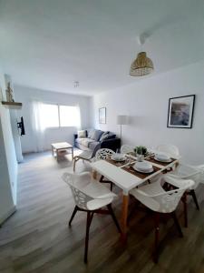 salon ze stołem, krzesłami i kanapą w obiekcie Central & Beautiful Apartment by DV Properties #P2 w Maladze