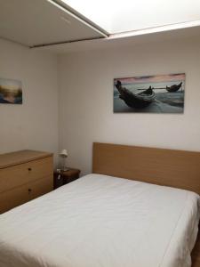 une chambre avec un lit et un bateau sur le mur dans l'établissement Appartement convivial à La Foux d'Allos, 57 m², piscine partagée, à La Foux