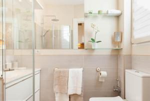 A bathroom at ApartaSuite Centro Histórico Ático tranquilo y luminoso en el corazón de Granada