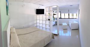 トレモリノスにあるApartamentos Carmen Teresaの病院(ベッド1台、テレビ付)