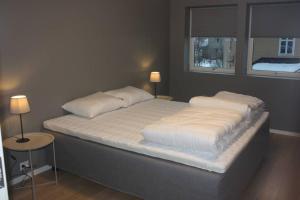 1 dormitorio con 2 almohadas en Meget flott leilighet i Stryn sentrum, en Stryn