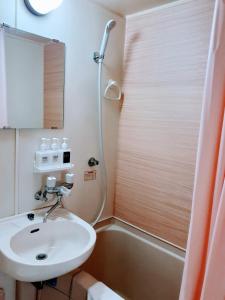 un baño con lavabo y ducha en Luxes Hiroshima2F ラクセス ヒロシマ2F, en Hiroshima
