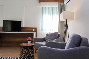 TV a/nebo společenská místnost v ubytování Avwan Hotel Çiğli
