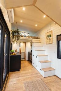una cocina con escalera en una casa en TinyParks Forest Cabins, en Hoogersmilde
