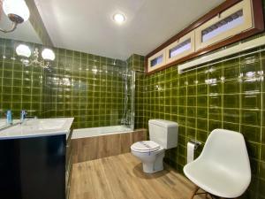 Łazienka w obiekcie Menditxo Eder Rooms