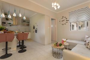 A kitchen or kitchenette at Country House DAFNI