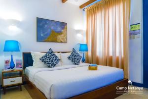 Rúm í herbergi á Camp Netanya Resort and Spa