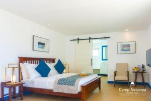 Rúm í herbergi á Camp Netanya Resort and Spa