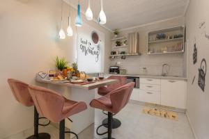 A kitchen or kitchenette at Country House DAFNI