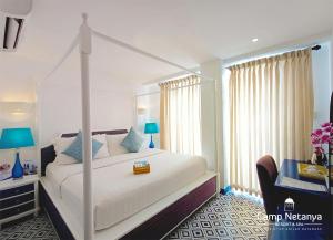 Rúm í herbergi á Camp Netanya Resort and Spa