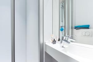een badkamer met een wastafel en een spiegel bij hotelF1 Bordeaux Sud Villenave d'Ornon in Villenave-dʼOrnon