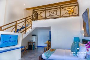 Rúm í herbergi á Camp Netanya Resort and Spa