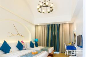 Rúm í herbergi á Camp Netanya Resort and Spa