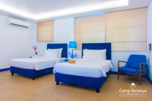 Rúm í herbergi á Camp Netanya Resort and Spa