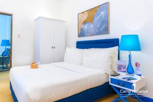 Rúm í herbergi á Camp Netanya Resort and Spa