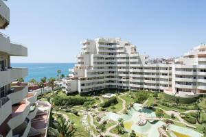 uma vista aérea de um grande edifício de apartamentos com um resort em Benalbeach Casa KITO Dreams 1ª Línea Playa em Benalmádena