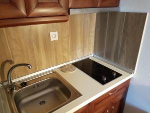 una cocina con fregadero y encimera en Itamos Migdanis House, en Vourvourou