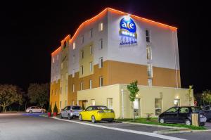 een groot gebouw met auto's ervoor geparkeerd bij Ace Hotel Bourges in Bourges