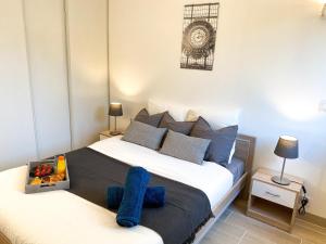 Ένα ή περισσότερα κρεβάτια σε δωμάτιο στο Luxueux Appartement Evry Centre - Parking - RER à 10 min
