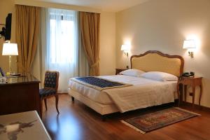 Tempat tidur dalam kamar di Villa Quaranta Tommasi Wine Hotel & SPA